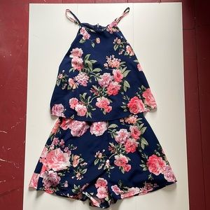 Lulu’s ‘In the Garden’ Navy Blue Floral print Romper size small